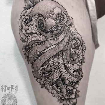 Татуировка женская графика на бедре осьминог и цветы
