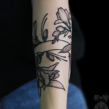 Татуировка женская графика на предплечье цветы и белый браслет