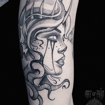 Татуировка женская графика на плече портрет