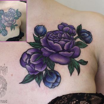 Татуировка женская нью-скул на груди цветы