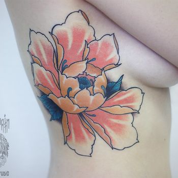 Татуировка женская япония на боку оранжевый пион
