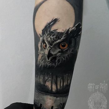 Татуировка мужская реализм на предплечье сова в лесу и полная луна