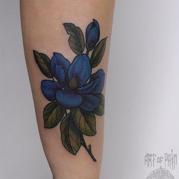 Татуировка женская нью-скул на предплечье синяя магнолия