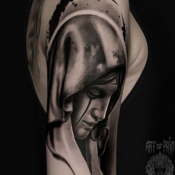 Татуировка женская black&grey на плече девушка