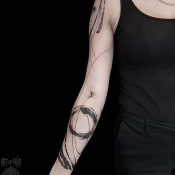 Татуировка женская графика на руке абстракция