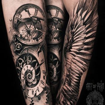 Татуировка мужская реализм на предплечье крылья, часы, компас