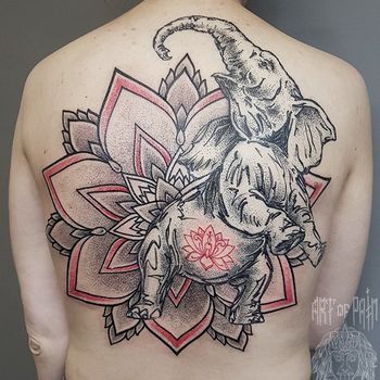 Татуировка женская графика на спине слон