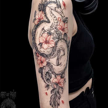 Татуировка женская графика на плече Хаку