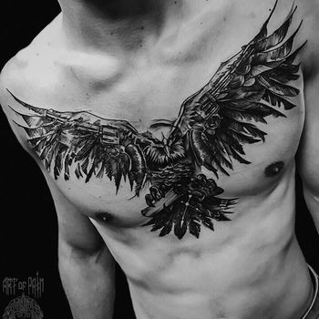 Татуировка мужская графика на груди орел и револьверы