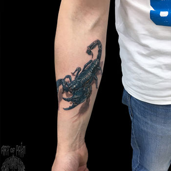 Татуировка мужская реализм на предплечье скорпион