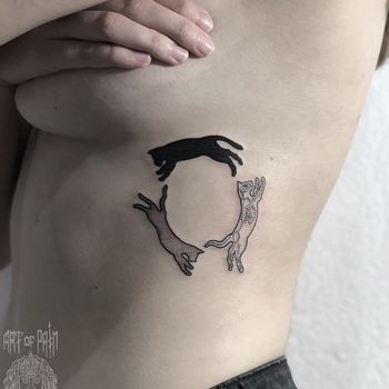 Татуировка женская графика на боку коты