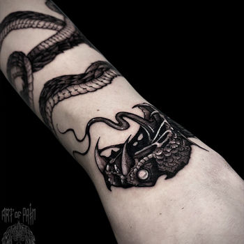 Татуировка мужская графика на предплечье пасть змеи