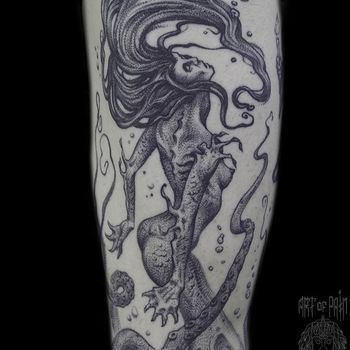 Татуировка мужская графика на предплечье русалка-осьминог