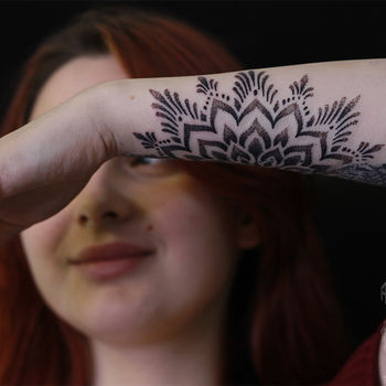 Татуировка женская орнаментал на предплечье мандала