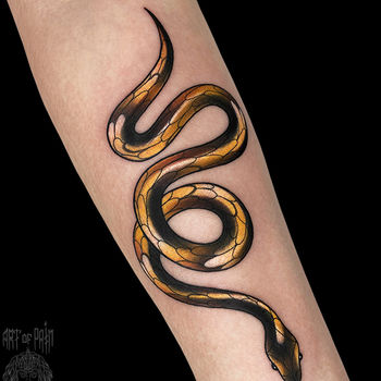 Татуировка женская нью скул на предплечье золотая змея
