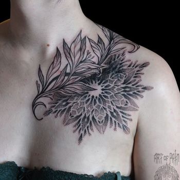 Татуировка женская графика на ключице мандала и растение