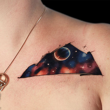 Татуировка женская реализм на ключице космос и планета