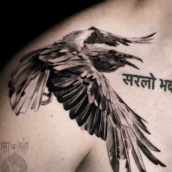 Татуировка мужская реализм на плече ворон