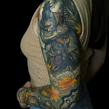 Татуировка женская япония тату-рукав самурай, тигр, дарума (вид сбоку)