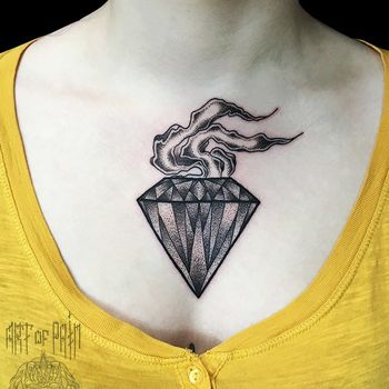 Татуировка женская графика на груди кристалл