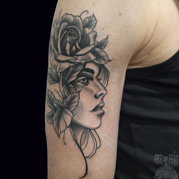 Татуировка женская графика на плече девушка и роза