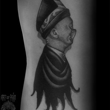 Татуировка мужская графика на боку портрет
