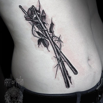 Татуировка мужская графика на боку роза и барабанные палочки