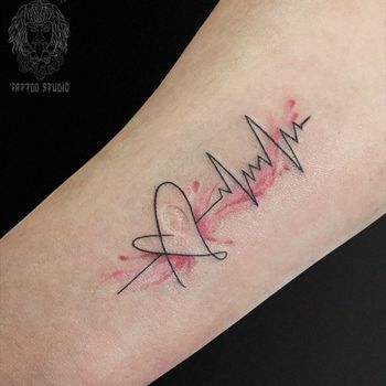 Татуировка женская акварель на предплечье сердце
