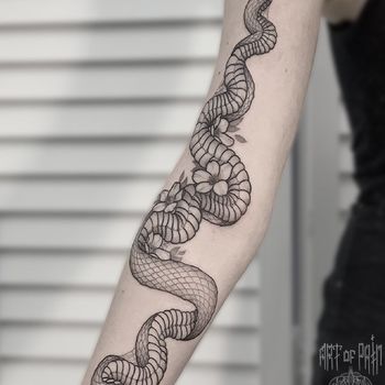 Татуировка женская графика на руке змея в цветах