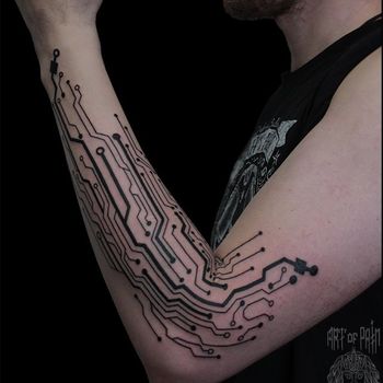 Татуировка мужская графика на предплечье микросхемы (вид сбоку)