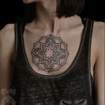 Татуировка женская графика на груди мандала