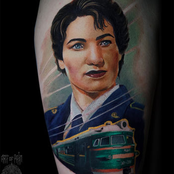 Татуировка мужская реализм на плече портрет и поезд