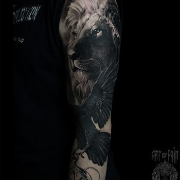 Татуировка мужская реализм на плече лев и ворон с часами