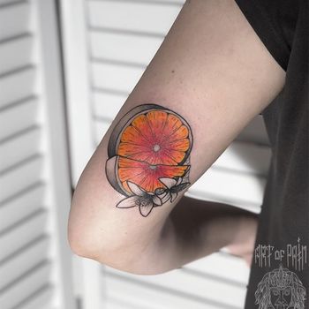 Татуировка женская графика на руке апельсин