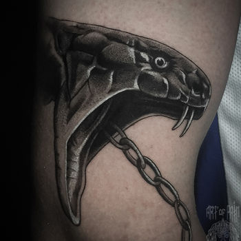 Татуировка мужская реализм на руке голова змеи