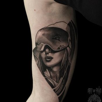 Татуировка мужская реализм на руке девушка в горнолыжной маске