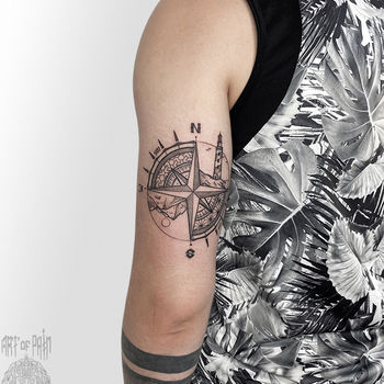 Татуировка женская графика на руке компас