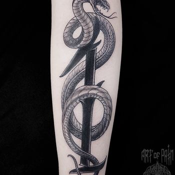 Татуировка женская графика на предплечье змея и символ