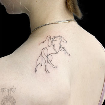 Татуировка женская графика на спине лошадь