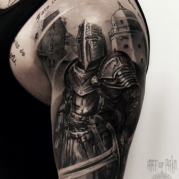 Татуировка мужская black&grey на плече рыцарь
