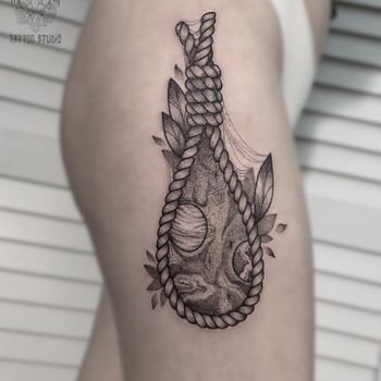 Татуировка женская графика на бедре веревка