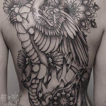 Татуировка женская графика на спине дракон и узор с цветами