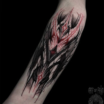 Татуировка мужская графика на предплечье красно-черный узор