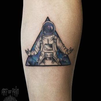 Татуировка мужская графика на предплечье космонавт в треугольной рамке