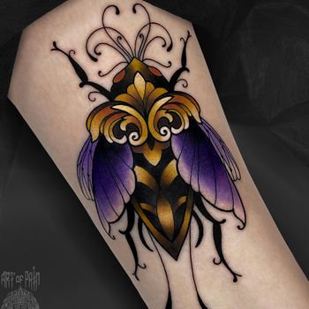 Татуировка женская нью скул на голени жук с сиреневыми крыльями