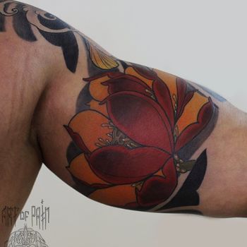 Татуировка мужская япония на руке лотос