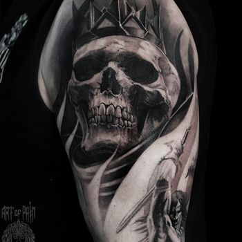 Татуировка мужская реализм на плече череп с короной