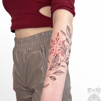 Татуировка женская графика на предплечье растение и узор