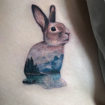 Татуировка женская реализм на боку заяц