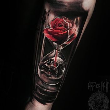 Татуировка мужская реализм на предплечье роза, часы, череп